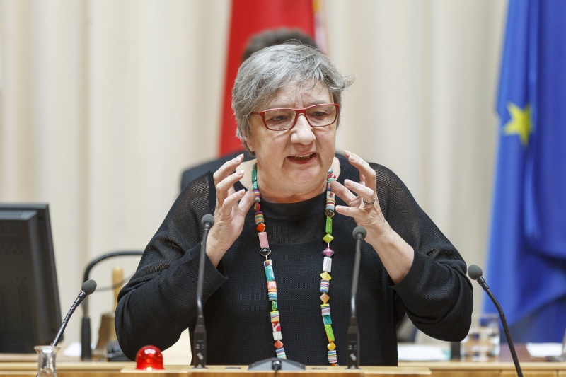 Bundesrätin Inge Posch-Gruska (S) am Rednerpult