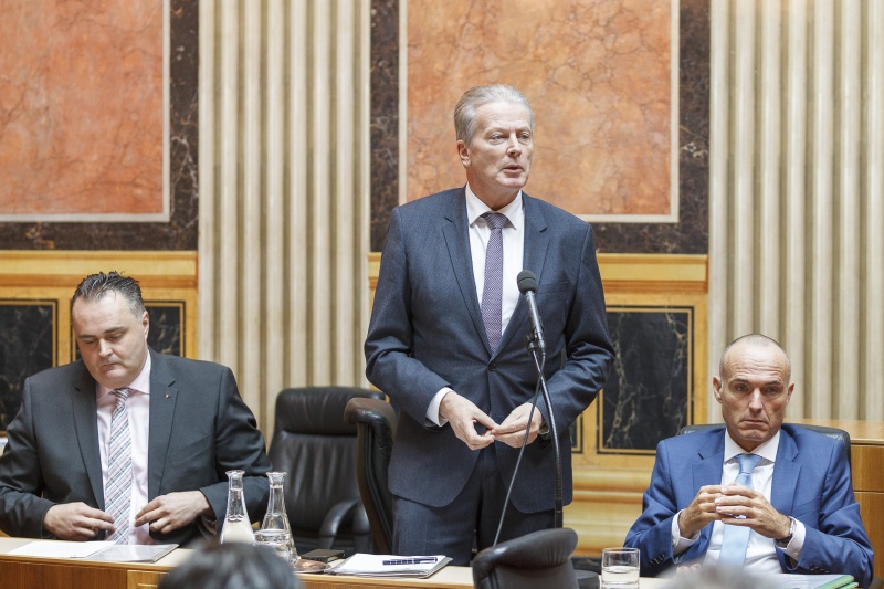 Auf der Regierungsbank von links: Verteidigungsminister Hans Peter Doskozil (S), Vizekanzler Reinhold Mitterlehner (V) am Wort und Verkehrsminister Gerald Klug (S)