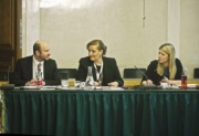 Sitzung des Executive Comittees von links: Neil Datta (EPF Sekretariat), Nermina Kapetanovic (Vizepräsidentin von EPF, Bosnien und Herzegowina) und Nationalratsabgeordneter Katharina Kucharowits (S)
