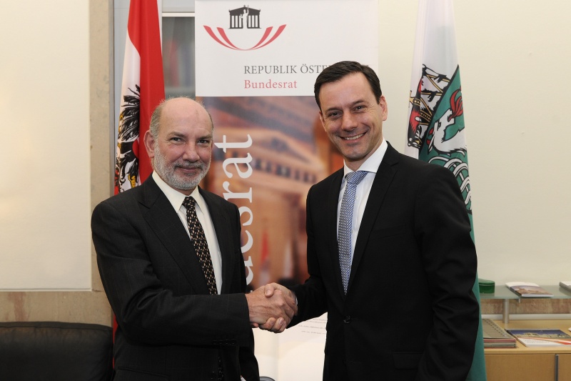 Von rechts: der Bundesrat-Vizepräsident Ernst Gödl (V) begrüßt den mexikanischen Botschafter S.E. Luis Alfonso de Alba
