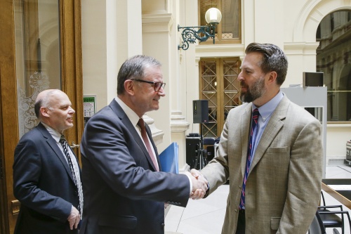 von links: der 2. Nationalratspräsident Karl-Heinz Kopf (V) begrüßt den stv. US-Handelsbeauftragten und TTIP-US-Chefverhandler für den Marktzugang von Industriegütern Bryant P. Trick