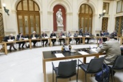 Aussprache: Österreichische Delegation mit dem Zweiten Nationalratspräsidenten Karlheinz Kopf (V) (6. von links)