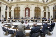 Aussprache: Österreichische Delegation mit dem Zweiten Nationalratspräsidenten Karlheinz Kopf (V) (6. von links)