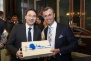 Von links: Manfred Haimbuchner überreicht dem Dritten Nationalratspräsidenten Norbert Hofer (F) ein Geschenk