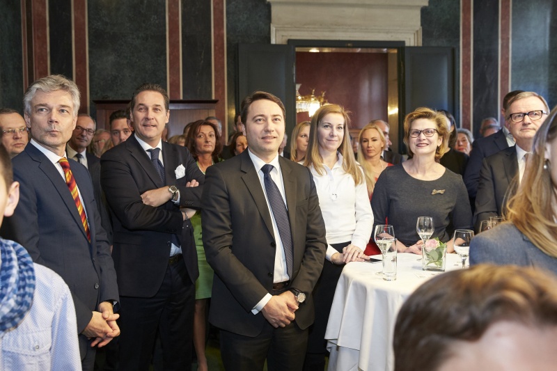 Blick in Richtung VeranstaltungsteilnehmerInnen. von links:  Parlamentsdirektor Harald Dossi, Klubobmann Heinz Christian Strache (F), Manfred Haimbuchner und weitere Gäste