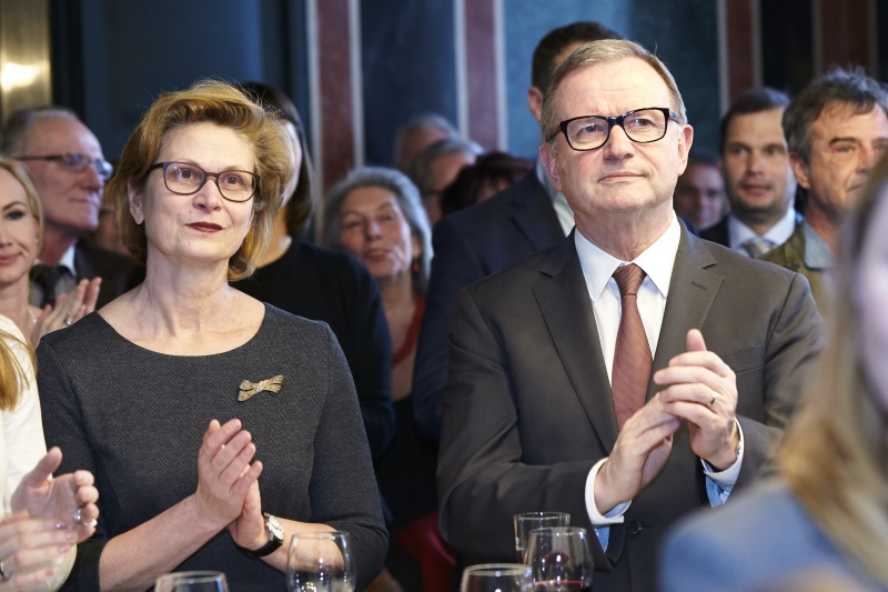 Blick Richtung VeranstaltunsgteilnehmerInnen. Von links: Parlamentsvizedirektorin Susanne Janistyn-Nóvak und Zweiter Nationalratspräsident Karlheinz Kopf (V)