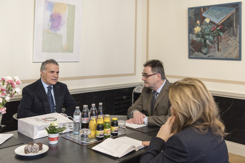 Von links: Der italienische Botschafter Giorgio Marrapodi und Bundesratspräsident Josef Saller (V) während der Aussprache