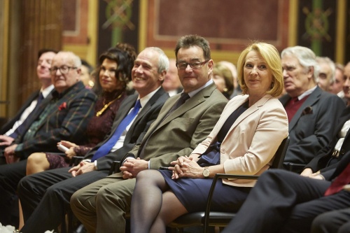 Erste Reihe von rechts: Nationalratspräsidentin Doris Bures (S), Bundesratspräsident Josef Saller (V) und weitere Gäste