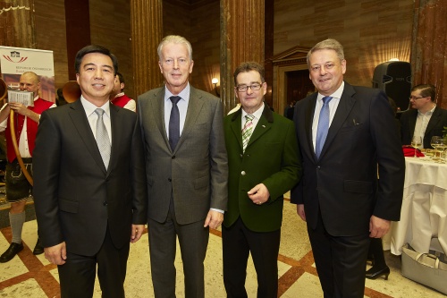 von links:  Chinesische Botschafter Zhao Bin, Vizekanzler Reinhold Mitterlehner (V), Bundesratspräsident Josef Saller (V), Landwirtschaftsminister Andrä Rupprechter (V)