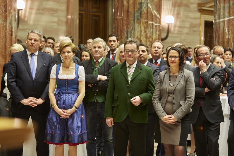 Blick Richtung VeranstaltungsteilnehmerInnen. Landwirtschaftminister Andrä Rupprechter (V) (1. von links), Bundesratspräsident Josef Saller (V) (4.von links)