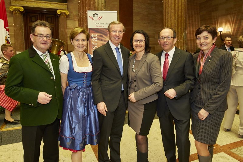 Bundesratspräsident Josef Saller (V) (1.von links) , Salzburger Landeshauptmann Wilfried Haslauer (V) (3.von links) mit Gästen