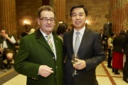 von links: Bundesratspräsident Josef Saller (V) mit dem Chinesischen Botschafter Zhao Bin