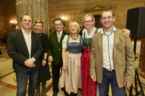 Bundesratspräsident Josef Saller (V) (3.von links) mit seiner Familie