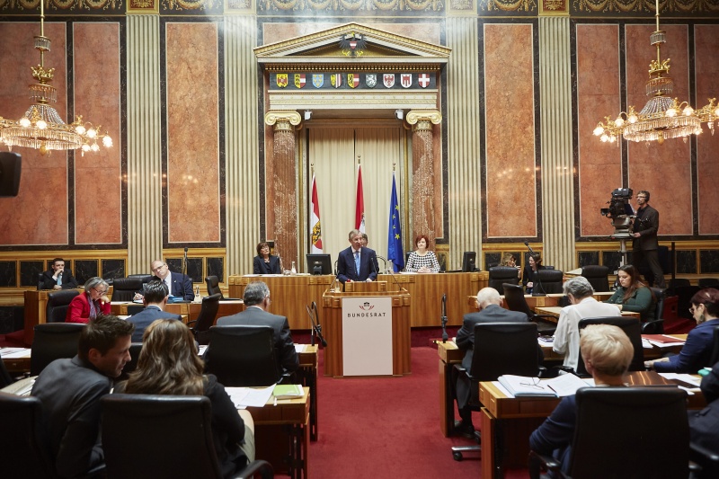 Landeshauptmann von Salzburg, Wilfried Haslauer (V) am Rednerpult; dahinter von links: Schriftführerin Anneliese Junker(V) und Bundesratsdirektorin Susanne Bachmann