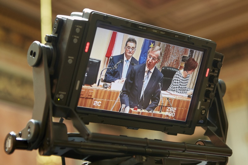 Aus der Kameraperspektive: Landeshauptmann von Salzburg, Wilfried Haslauer (V); dahinter Bundesratspräsident Josef Saller (V) und Bundesratsdirektorin Susanne Bachmann