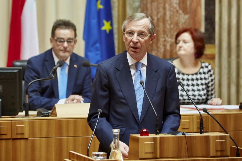 Landeshauptmann von Salzburg, Wilfried Haslauer (V) am Rednerpult; dahinter Bundesratspräsident Josef Saller (V) und Bundesratsdirektorin Susanne Bachmann