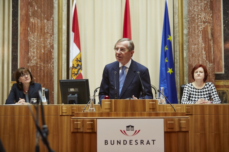 Landeshauptmann von Salzburg, Wilfried Haslauer (V) am Rednerpult; dahinter von links: Schriftführerin Anneliese Junker(V) und Bundesratsdirektorin Susanne Bachmann