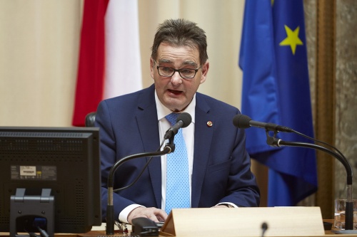 Bundesratspräsident Josef Saller (V) eröffnet die Sitzung
