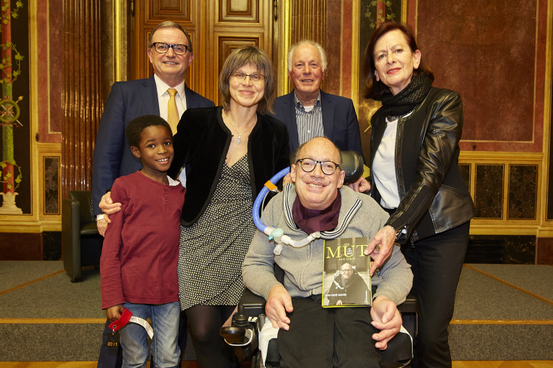 Zweiter Nationalratspräsident Karlheinz Kopf (V) (links), Judit Marte Huainigg (3. von links), Nationalratsabgeordneter Franz-Joseph Huainigg (V) (2. von rechts) und Familie