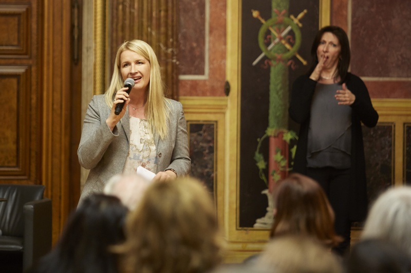 Moderation durch Claudia Stöckl