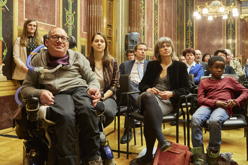 Nationalratsabgeordneter Franz-Joseph Huainigg (V) (links) und Familie. Blick Richtung VeranstaltungsteilnehmerInnen
