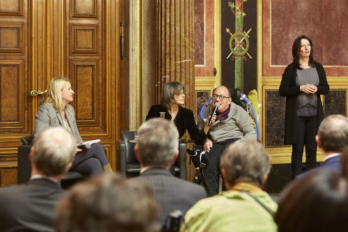 Podium von links: Moderatorin Claudia Stöckl, Judit Marte Huainigg und Nationalratsabgeordneter Franz-Joseph Huainigg (V) im Gespräch
