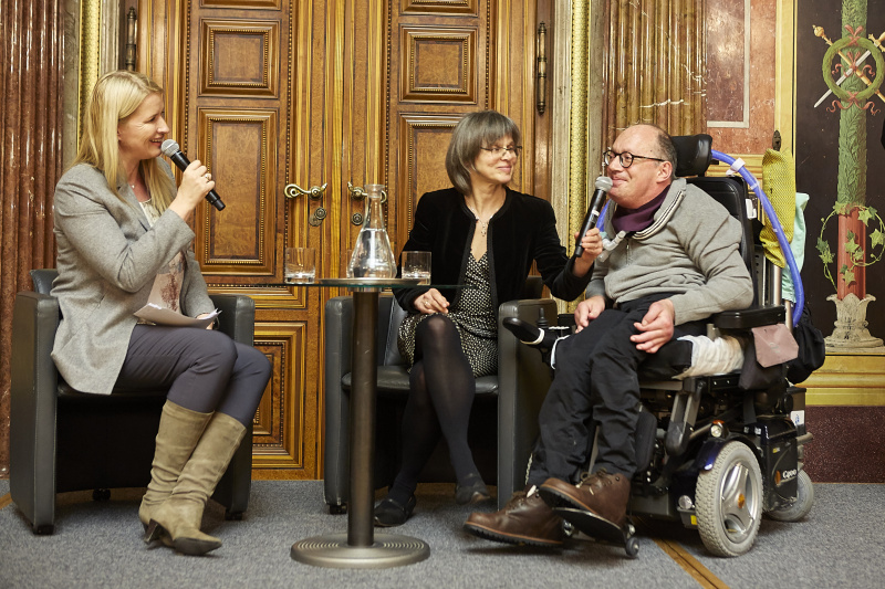 Podium von links: Moderatorin Claudia Stöckl, Judit Marte Huainigg und Nationalratsabgeordneter Franz-Joseph Huainigg (V) im Gespräch