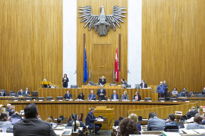 Regierungsbank von links: Staatssekretär Harald Mahrer (V), Innenministerin Johann Mikl-Leitner (V), Vizekanzler Reinhold Mitterlehner (V), Bundeskanzler Werner Faymann (S) bei seiner EU-Erklärung, Sozialminister Alois Stöger (S), Staatssekretärin Sonja Steßl (S) und Gesundheitsministerin Sabine Oberhauser (S). Am Präsidium Nationalratspräsidentin Doris Bures (S)