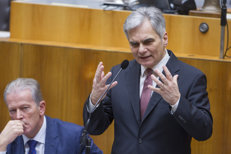 von links: Vizekanzler Reinhold Mitterlehner (V) und Bundeskanzler Werner Faymann (S) während seiner EU-Erklärung