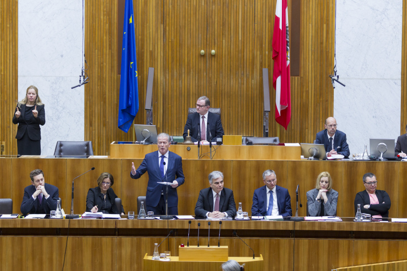 Regierungsbank von links: Staatssekretär Harald Mahrer (V), Innenministerin Johann Mikl Leitner (V), Vizekanzler Reinhold Mitterlehner (V) bei seiner EU-Erklärung, Bundeskanzler Werner Faymann (S), Sozialminister Alois Stöger (S), Staatssekretärin Sonja Steßl (S) und Gesundheitsministerin Sabine Oberhauser (S). Am Präsidium Nationalratspräsidentin Doris Bures (S)
