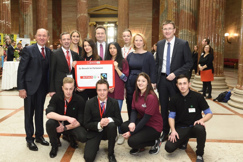Nationalratspräsidentin Doris Bures (S) (4. von rechts) mit VertreterInnen der Firma Spar