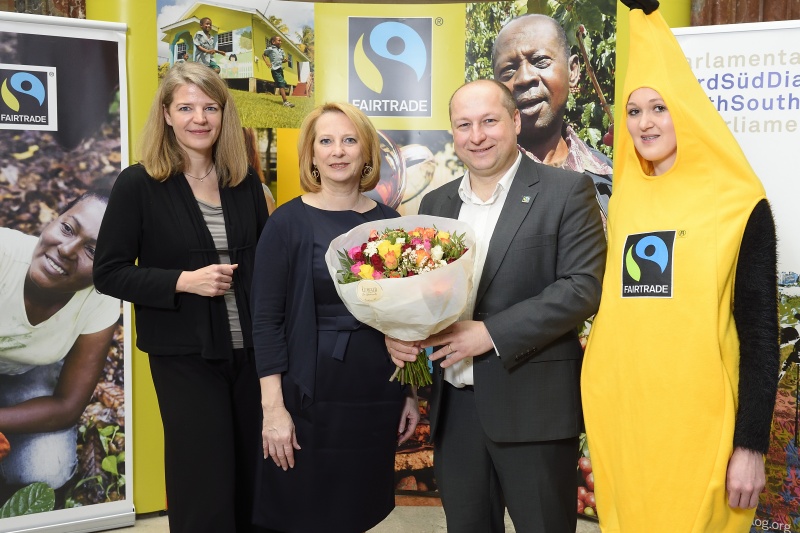 von links: Leiterin 'Sozial faire Beschaffung' bei Südwind Elisabeth Schinzel, Nationalratspräsidentin Doris Bures (S) und Geschäftsführer Fairtrade Österreich Hartwig Kirner