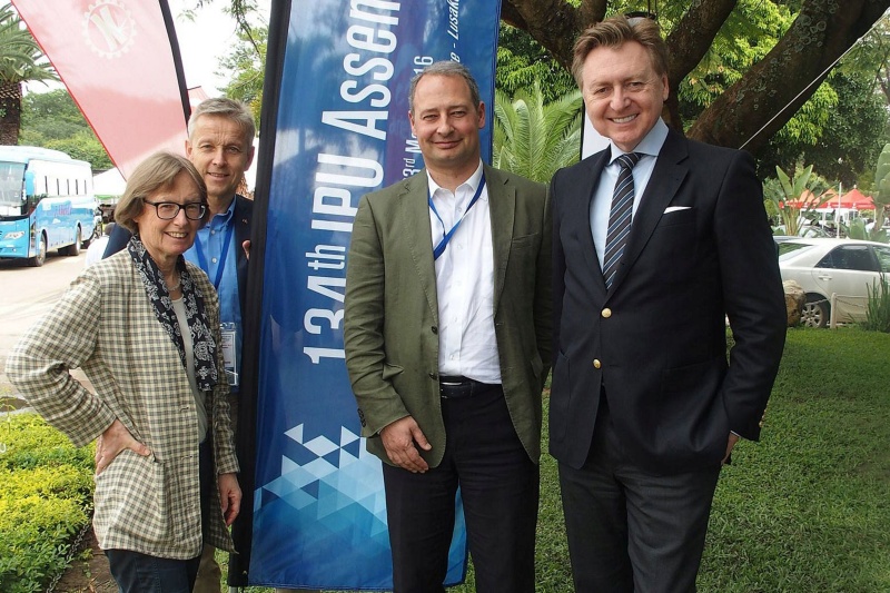 von links: Nationalratsabgeordnete Gabriela Moser (G), Klubobmann Reinhold Lopatka (V), Klubobmann Andreas Schieder (S) und Nationalratsabgeordneter Andreas F. Karlsböck (F)