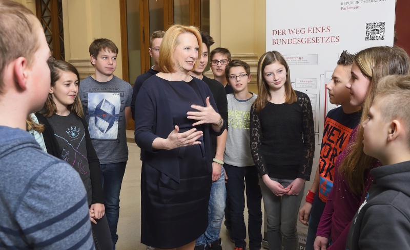 Nationalratspräsidentin Doris Bures (S) mit SchülerInnen im Gespräch