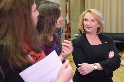 Nationalratspräsidentin Doris Bures (S) (rechts) mit StudentInnen der FH-Wien der WKO im Gespräch
