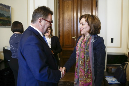 Von rechts: Bundesratspräsident Josef Saller (V) begrüßt die Botschafterin der Republik Bulgarien Elena Shekerletova