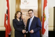 Von links: Die Botschafterin der Republik Bulgarien Elena Shekerletova und Bundesratspräsident Josef Saller (V)