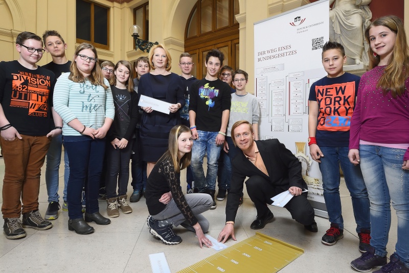 Nationalratspräsidentin Doris Bures (S) mit SchülerInnen