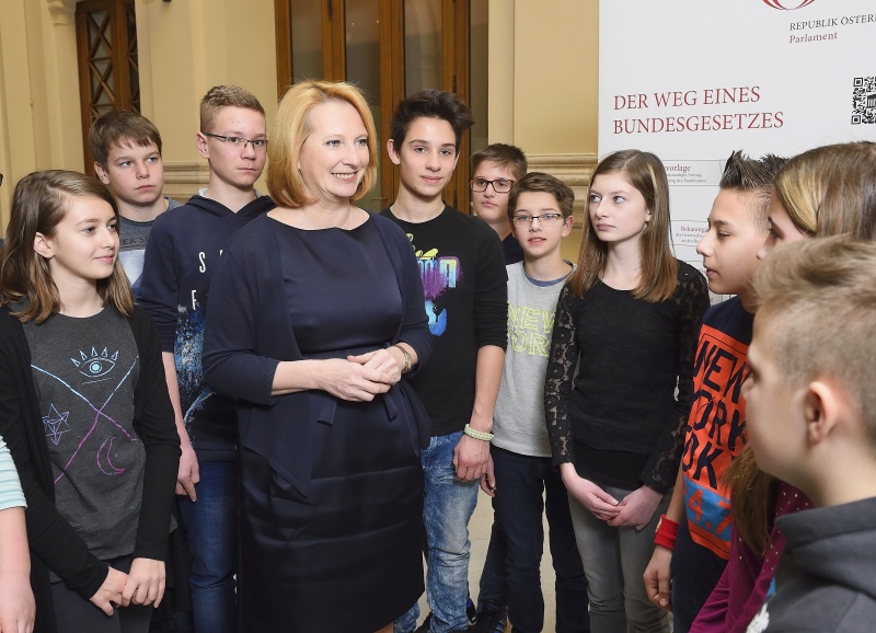 Nationalratspräsidentin Doris Bures (S) mit SchülerInnen im Gespräch