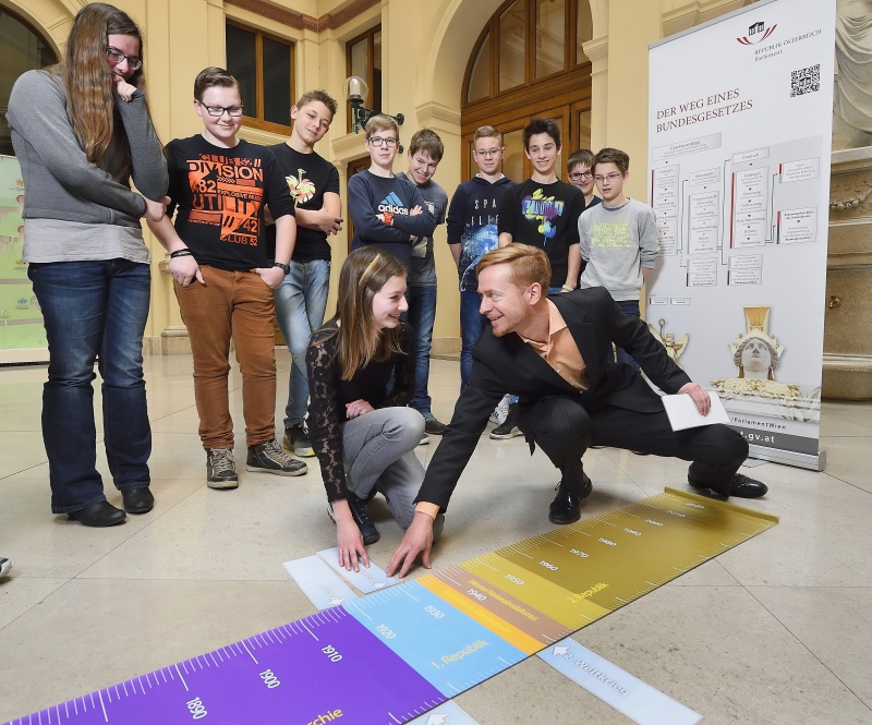 Vermittler Martin Friessnegg während der Führung Demokratie in Bewegung