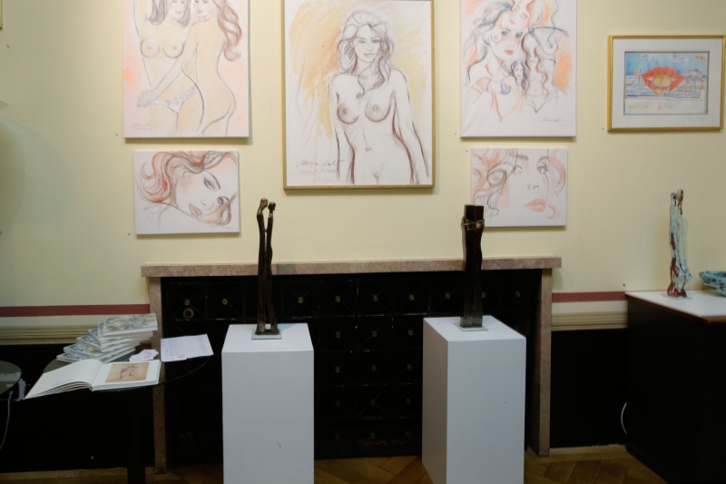 Ausgestellte Kunstwerke der Künstlerinnen Maria Lahr und Gertraud Spreitz