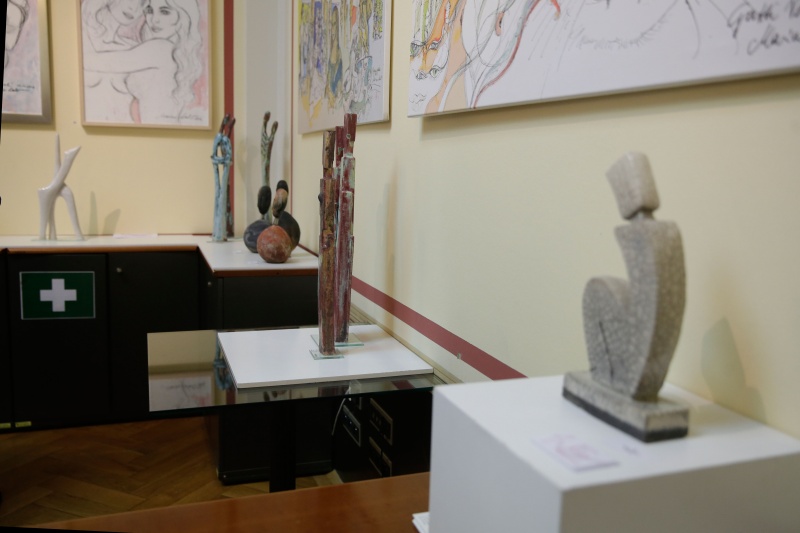 Ausgestellte Kunstwerke der Künstlerinnen Maria Lahr und Gertraud Spreitz