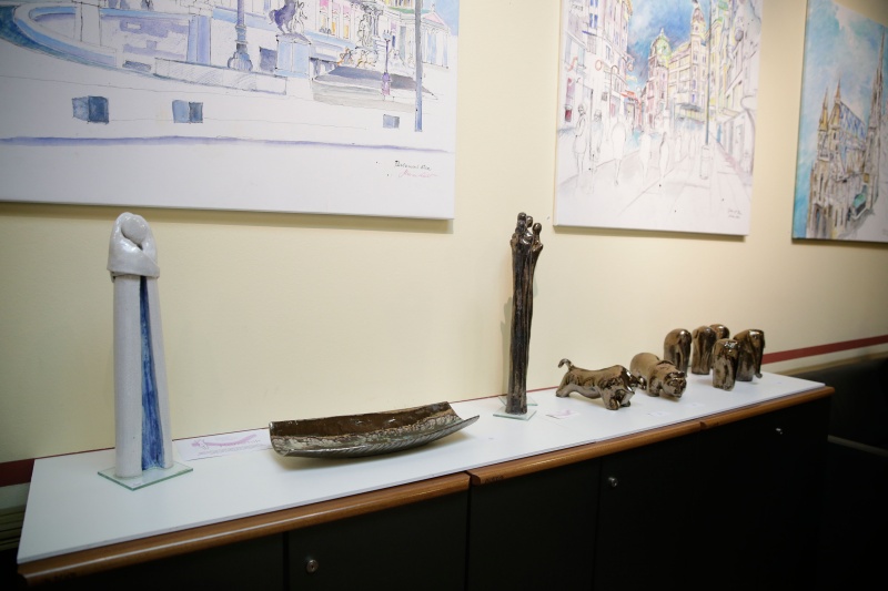 Ausgestellte Kunstwerke der Künstlerinnen Maria Lahr und Gertraud Spreitz