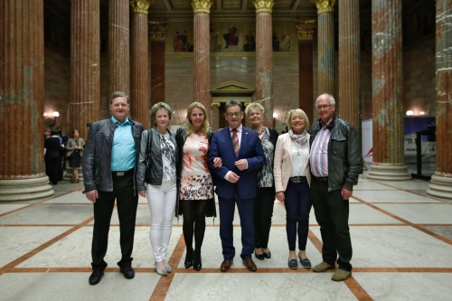Gruppenfoto mit Bundesratspräsident Josef Saller (V) (Mitte), den Künstlerinnen und deren Familienmitgliedern