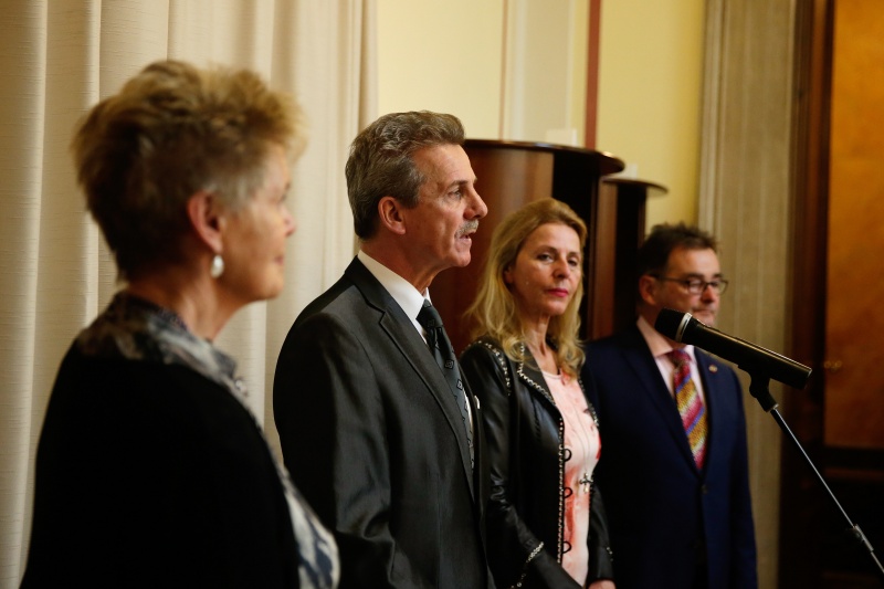 Rechnungshofpräsident a. D. Franz Fiedler (2.von links) begrüßt die VeranstaltungsteilnehmerInnen