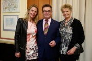 von links: Künstlerin Maria Lahr, Bundesratspräsident Josef Saller (V) und Künstlerin Gertraud Spreitz
