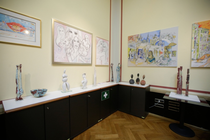 Ausgestellte Kunstwerke der Künstlerinnen Maria Lahr und Gertraud Spreitz