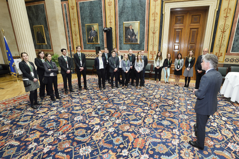Parlamentsdirektor Harald Dossi (rechts) begrüßt die RichteramtsanwärterInnen