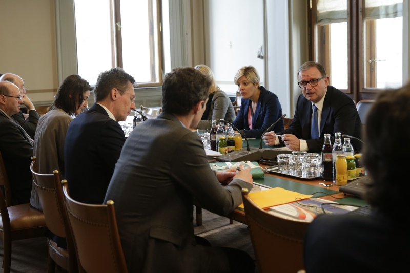 von rechts: Zweiter Nationalratspräsident Karlheinz Kopf im Gespräch mit der Parlamentarierdelegation der französischen Nationalversammlung