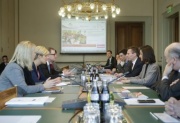 Linke Tischhälfte: Österreichische Delegation mit dem Zweiten Nationalratspräsidenten Karlheinz Kopf (V) (3. von links). Rechte Tischhälfte: Französische Delegation